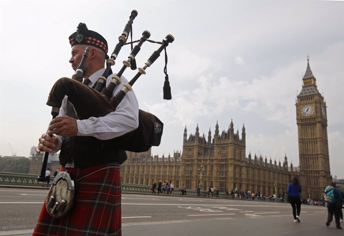 El gaitero Anton Doherty toca delante del Parlamento británico en Londres