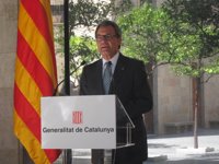 Consulta.- Mas s'acosta a saludar manifestants a les portes del Parlament