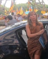 Consulta.- Manifestants independentistes escridassen Camacho davant del Parlament
