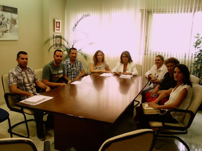Gómez (centro) en la reunión con los trabajadores del Cemer