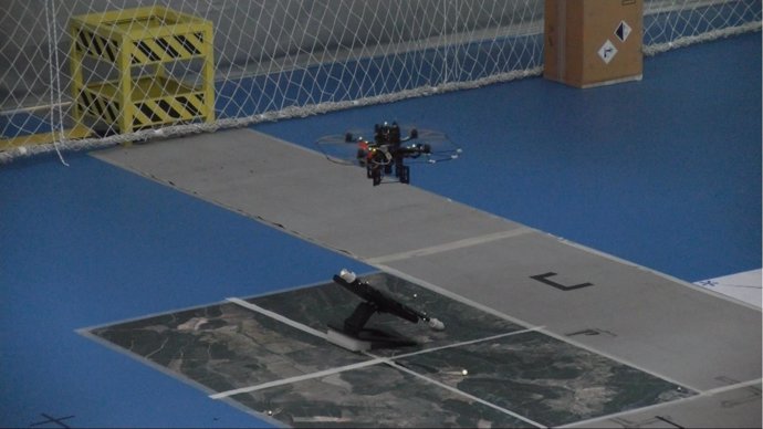 Crean robots voladores con brazos articulados