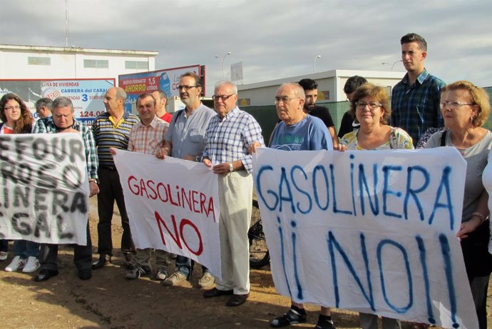Concentración de vecinos de Fidiana por la gasolinera con IU y PSOE