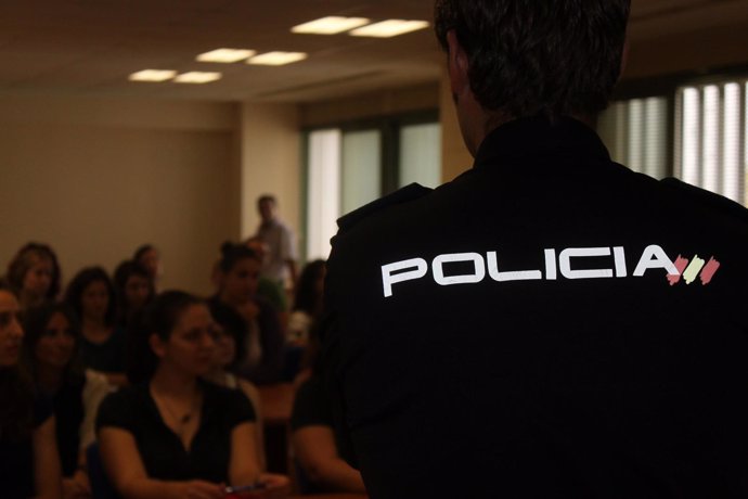 Ponencia a los 'Erasmus' por la Policía Nacional