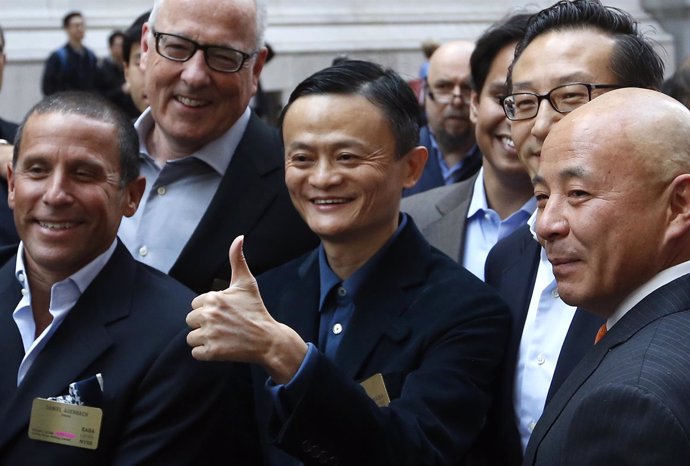Fundador de Alibaba con parte de su equipo