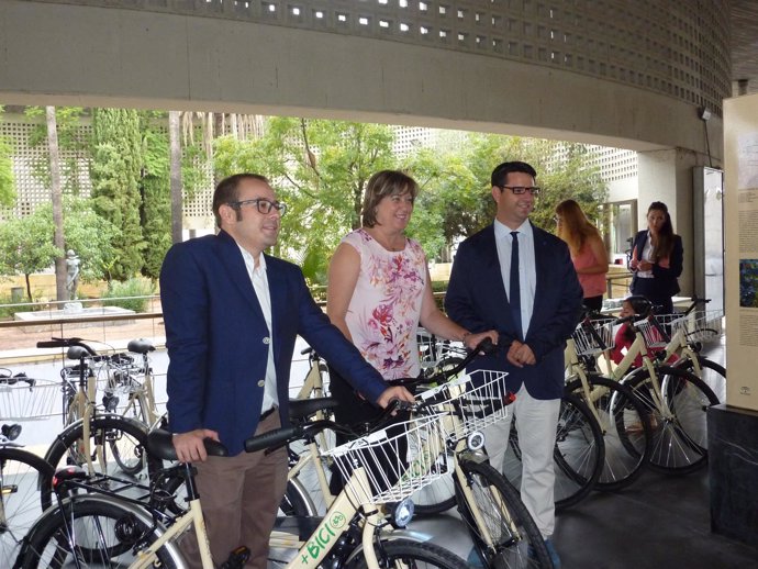Córdoba (centro) en la presentación de '+Bici'