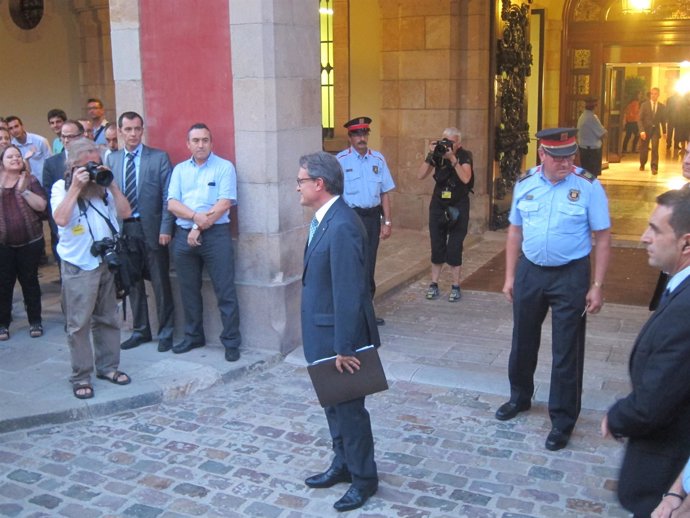 El pte.De la Generalitat Artur Mas sale del Parlament tras la ley de consultas