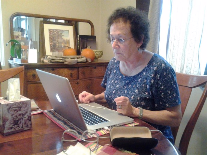 Mujer mayor utilizando un ordenador