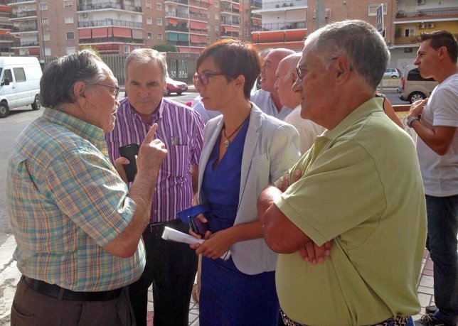 María gámez PSOE atiende a vecinos de Málaga 