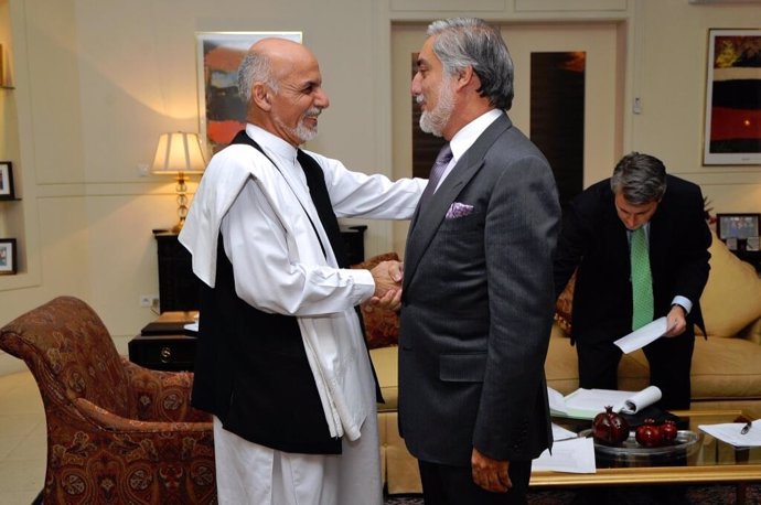 Los candidatos presidenciales afganos Abdulá Abdulá y Ashraf Ghani
