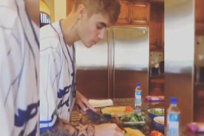 Justin Bieber cocina para Selena Gomez y amigos