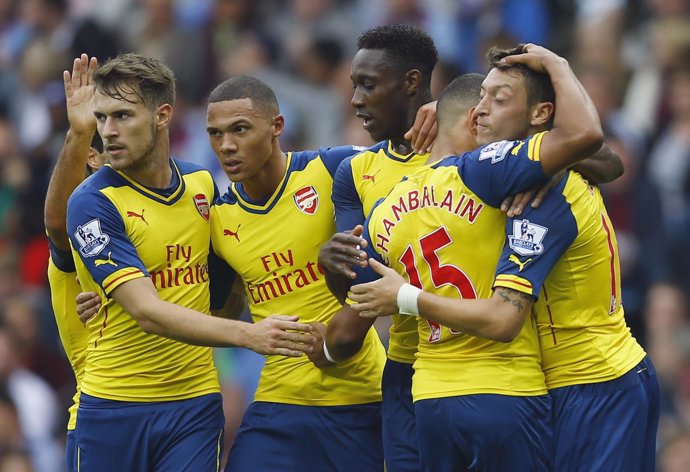 Ozil celebra un gol con sus compañeros del Arsenal