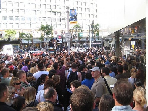 Gente esperando iPhone