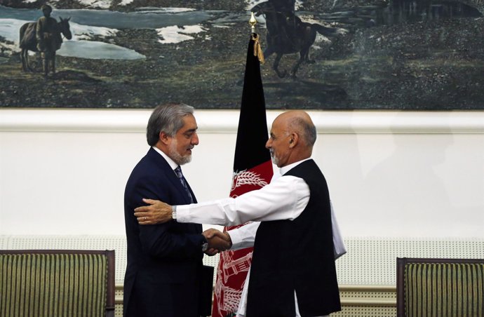 Abdulá Abdulá (I) y Asraf Ghani (D) tras firma del Gobierno de unidad