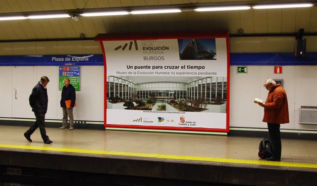Campaña de promoción del MEH en una estación de metro de Madrid