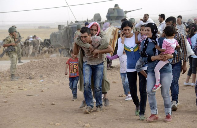 Refugiados kurdos cruzan la frontera con Turquía