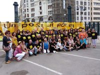 Más de un millar de mujeres tejen un mural de ganchillo amarillo para concienciar sobre el alzheimer