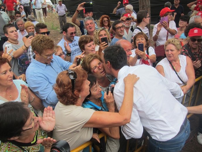 Pedro Sánchez (PSOE) recibido por admiradoras en Gavà (Barcelona)