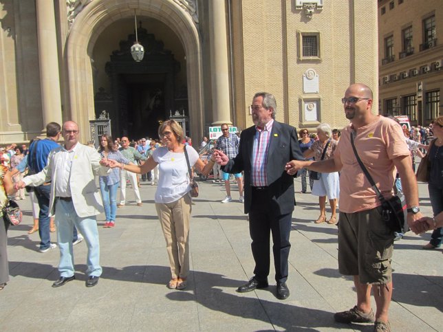  Belloch Participa En La Cadena Humana En Apoyo A Los Enfermos De Alzheimer.