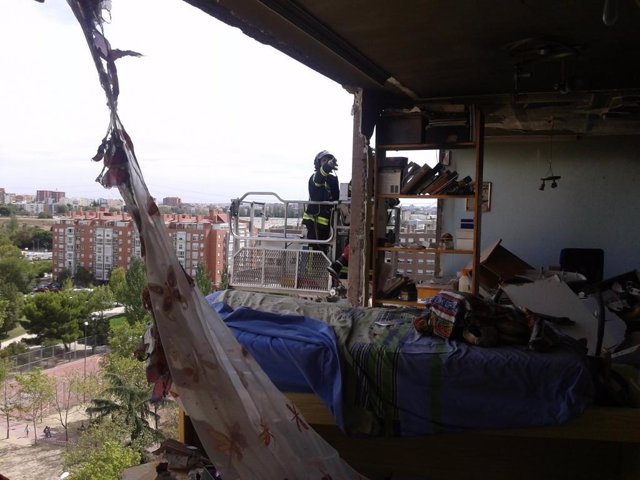 Los bomberos acceden a la vivienda donde se ha producido la explosión