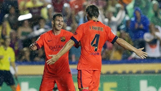 Messi y Rakitic celebran la goleada en Valencia