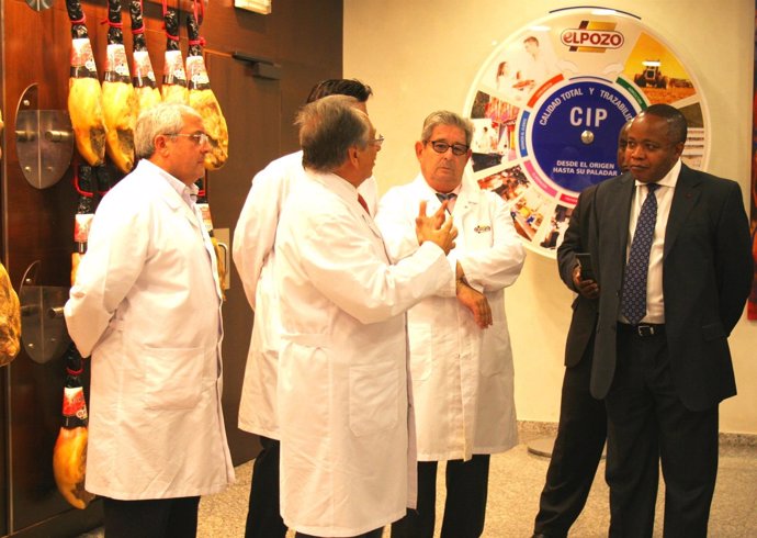 Jose Fuertes, Tomás Fuertes y otros ejecutivos de ElPozo con embajador Camerún