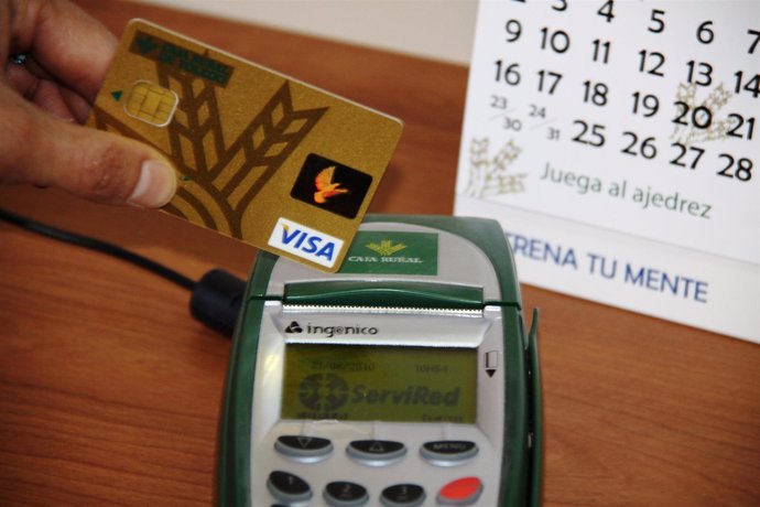 Tarjeta de pago pasando por un datáfono