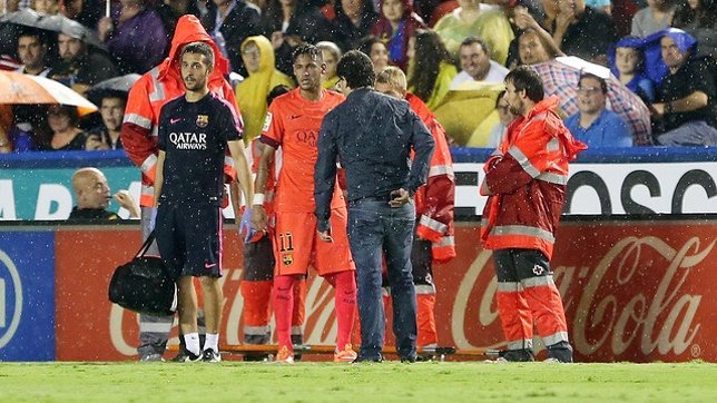 Neymar se retira lesionado en el Levante - Barcelona