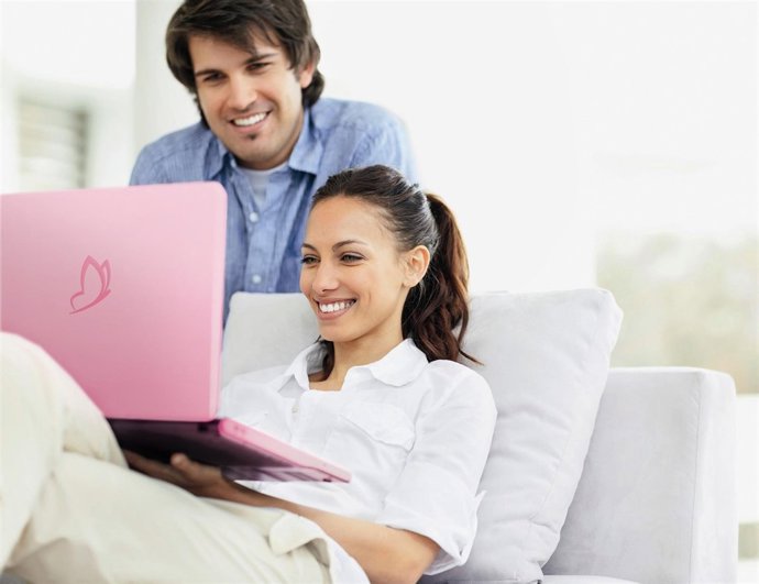 Pareja comprando por Internet 