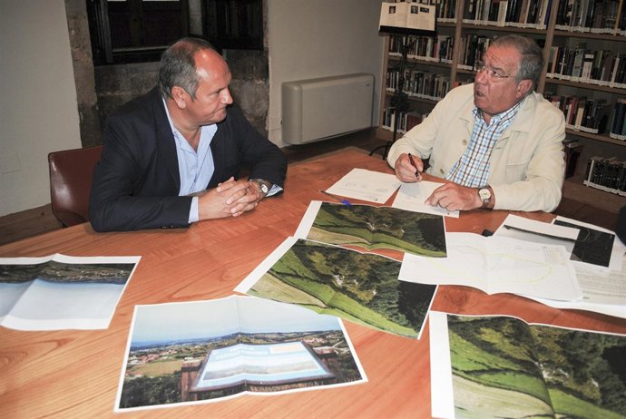 El consejero de Medio Ambiente y el alcalde de Santillana del Mar