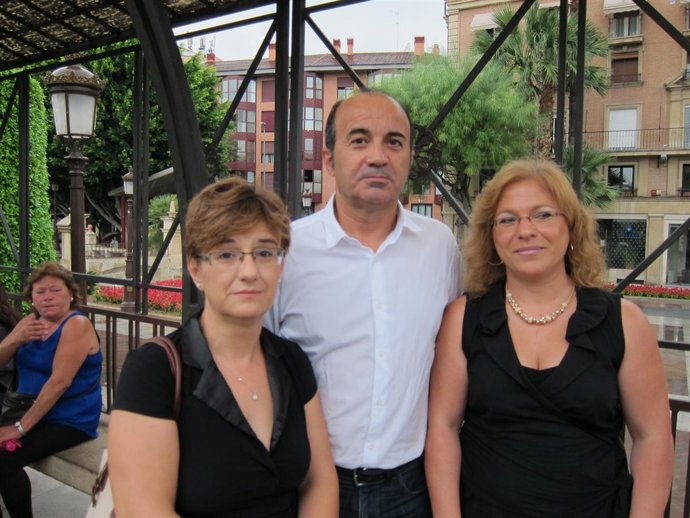 Pedro López, y Esther Herguedas, con una vecina