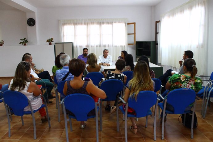 Aurelio Abreu trata con los vecinos el Centro Integral de Políticas Sociales