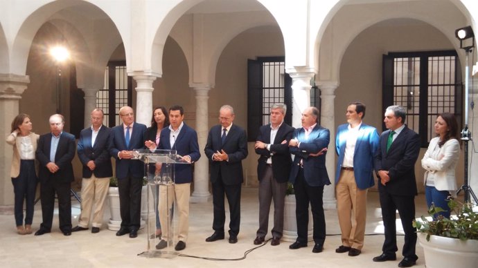 Juanma Moreno presidente del PP andaluz con alcaldes y presidente pp malaga