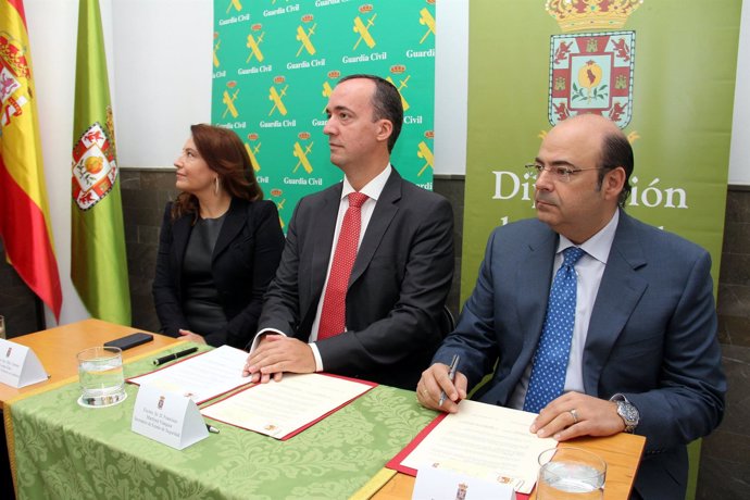 Firma de convenio entre Diputación e Interior