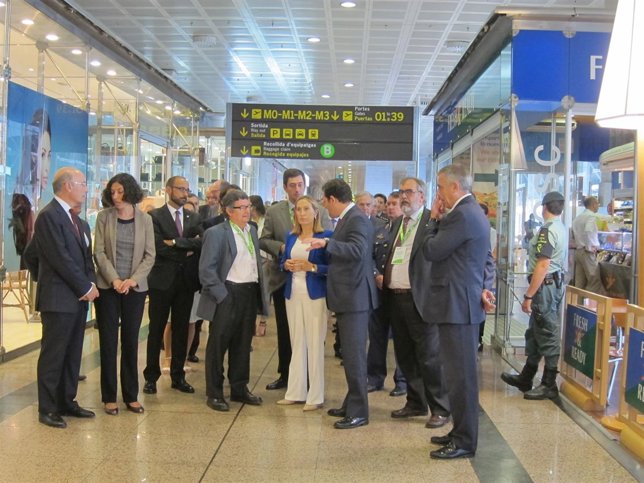 La ministra Ana Pastor visita la T2 del Aeropuerto de Barcelona