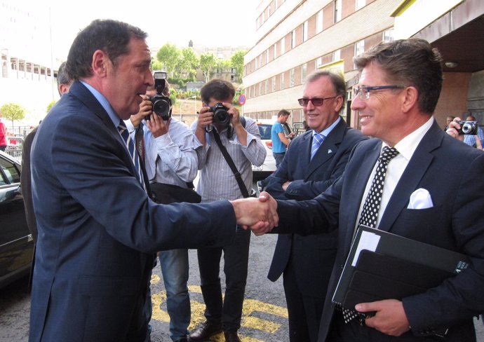 El consejero Sáez Aguado saluda al nuevo gerente del hospital de Salamanca 