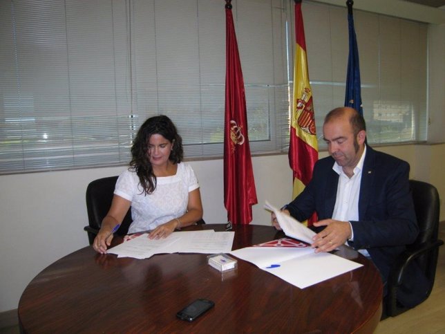 García y Mencos firman el convenio de colaboración. 