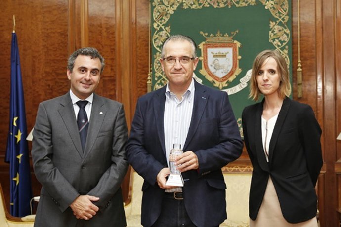 El alcalde con representantes de la Asociación de Barmans.