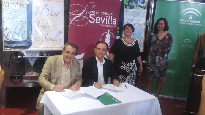 Rafael Rodríguez y productores de licores de Sevilla firman un acuerdo