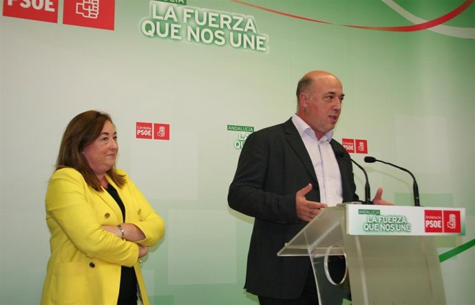 Pérez observa a Ruiz durante la intervención de éste