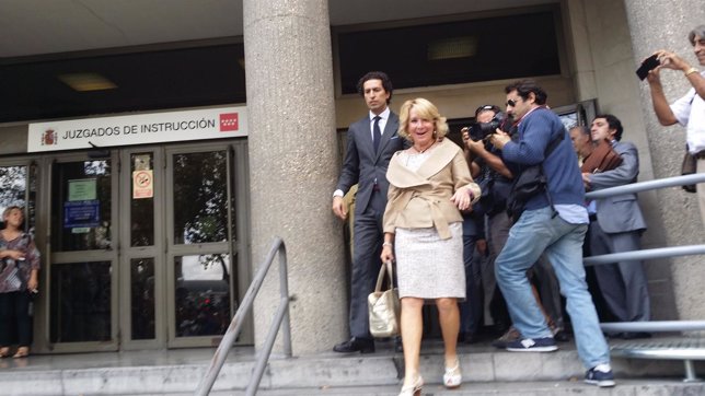 Aguirre saliendo de los juzgados