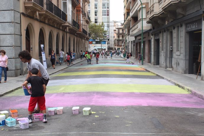 Alumnos del colegio 'Sa Graduada' pintan un tramo de la calle Costa I Llobera