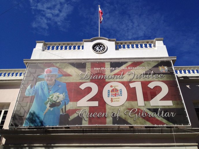 Cartel de homenaje a la Reina Isabel II en Gibraltar