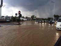La lluvia hunde los techos de la nave de dos empresas, una en Espinardo y la otra en Churra