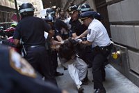 Detienen a unos cien manifestantes que protestaban contra el cambio climático en Wall Street