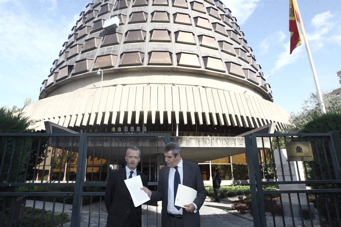 Antonio Camacho y Julio Villarrubia, del PSOE, en el Tribunal Constitucional