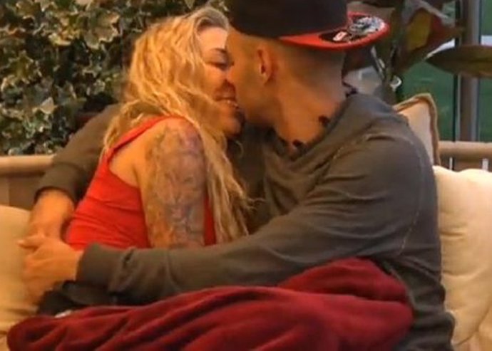 Omar y Paula, la 'hawaiana' beso gran hermano telecinco edredoning