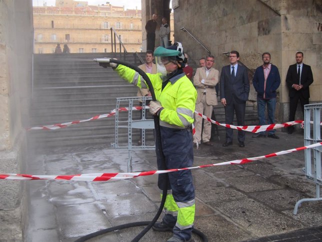 Mañueco presencia las tareas de limpieza de unas pintadas en Salamanca