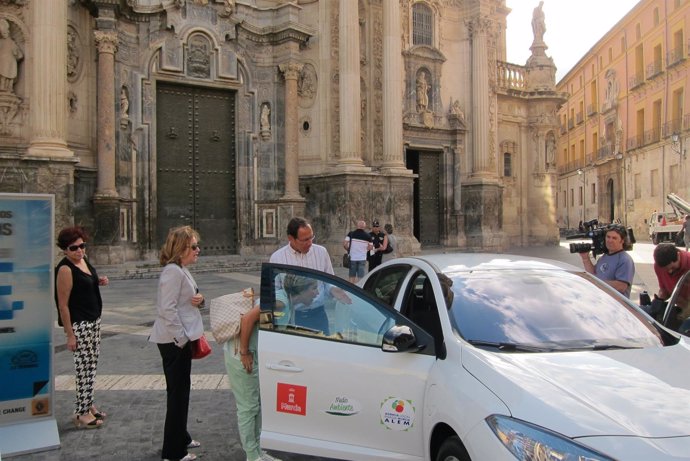 Alcalde de Murcia y concejal de Medio Ambiente ojean el coche eléctrico