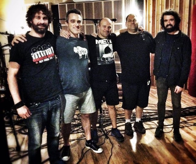 Berri Txarrak Bill Stevensonekin (bigarrena eskuinetik)