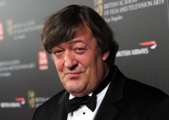Stephen Fry lo confiesa en sus memorias, era adicto a la cocaína